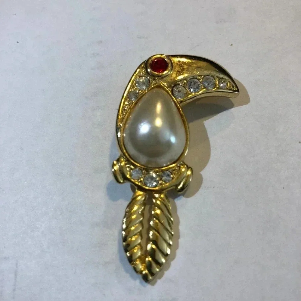 Beautiful Perl and Crystal Parrot Brooch